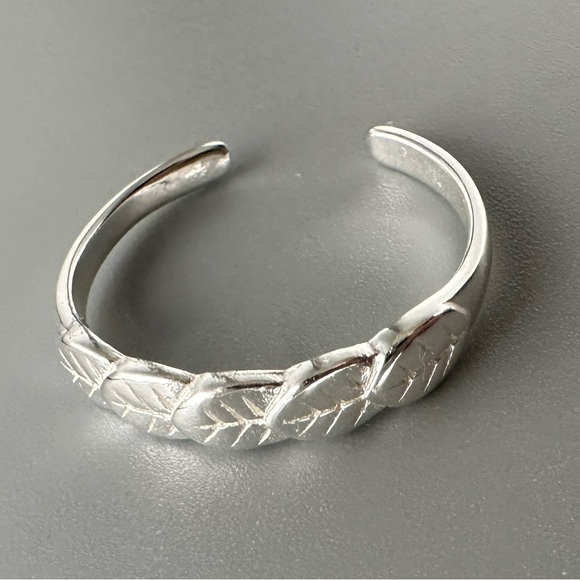 Sterling Silver Adjustable Leaf Toe Ring - Picture 5 of 9